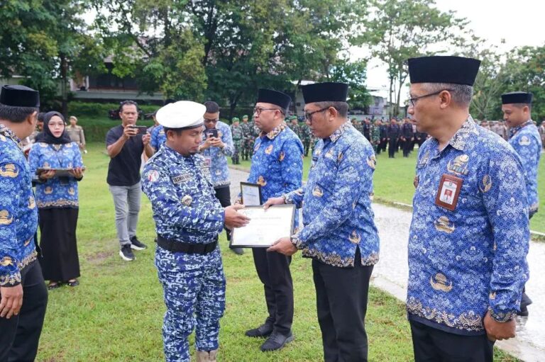 Wali Kota Parepare Beri Penghargaan Bappeda Atas Capaian Nilai MCSP 81,8 Kategori Terjaga pada Area Perencanaan