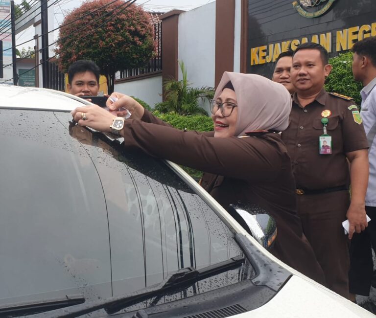 Kejari Parepare Turun ke Jalan, Bagikan Stiker Hakordia 2025