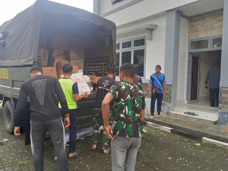 Solidaritas dari Parepare: Bantuan FKM Resmi Diterima TNI AL di Makassar
