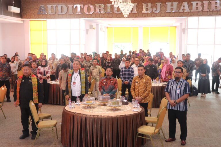 Pada peserta Konsolidasi Data dan Strategi Pemantauan Perkembangan Politik di Daerah, Akbar Ali Perkenalkan Parepare Kota Kecil Yang Indah Dan Damai 