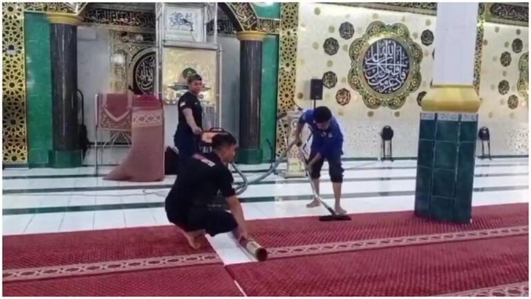 Personel Damkar Parepare Bersama Warga Membersihkan Mesjid 