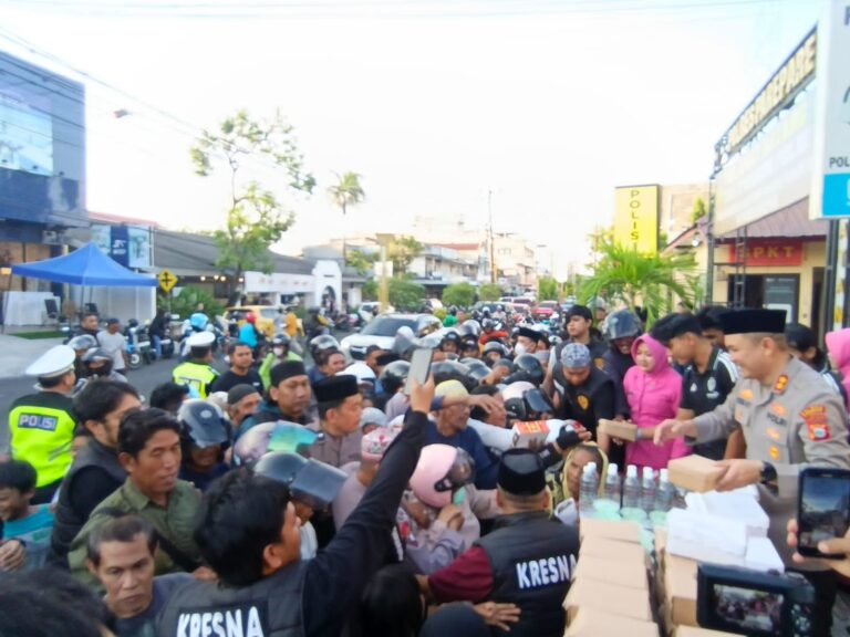 Polres Parepare Dan Pemain PSM Berbagi Takjil Berbuka Puasa
