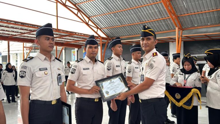 Apel Pagi Lapas Parepare Dirangkaikan Penyerahan SK Kenaikan Pangkat dan Penghargaan Pegawai Teladan Triwulan I Tahun 2026