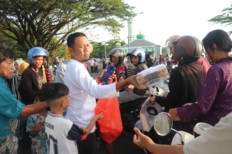 Bawaslu Kota Parepare Berbagi Takjil di Kampung Enjoy, Tebar Keberkahan Ramadhan Bersama Masyarakat