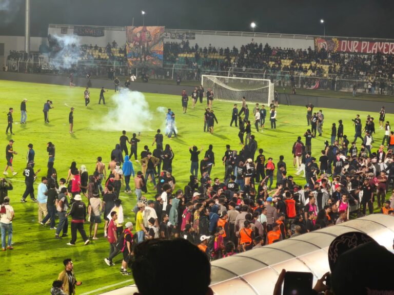 Laga PSM Makassar vs Persib Bandung di GBH Diwarnai Flare, Kapolres Parepare: Itu Tradisi Akhir Musim, Situasi Aman