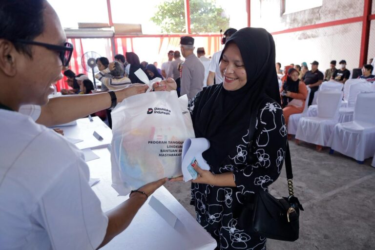 Pertamina Patra Niaga Regional Sulawesi Salurkan 1.000 Paket Sembako untuk Masyarakat Pra Sejahtera di Kecamatan Maesa Bitung