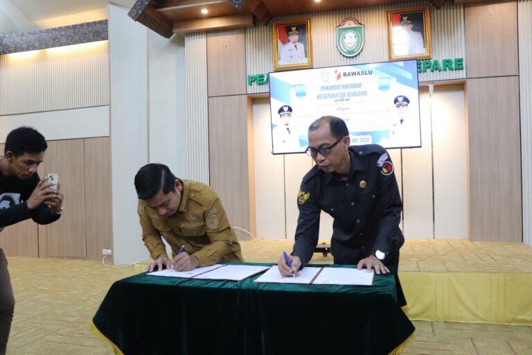 Perkuat Demokrasi, Bawaslu Parepare dan Pemerintah Kota Parepare Teken MoU Pendidikan Politik