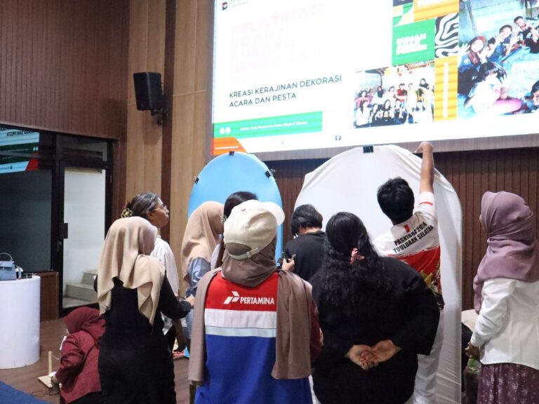 Pertamina Patra Niaga Regional Sulawesi Melalui IT Bitung Dorong Kemandirian Kelompok Binaan Lewat Pelatihan Kreasi Dekorasi Acara