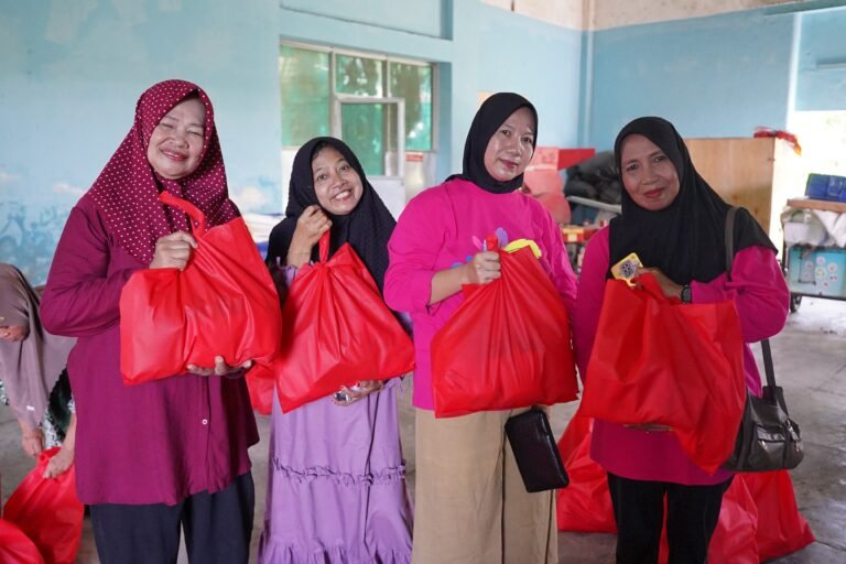 Pertamina Patra Niaga Regional Sulawesi Berbagi Kebahagiaan Iduladha Melalui Program Pertamina Berkah
