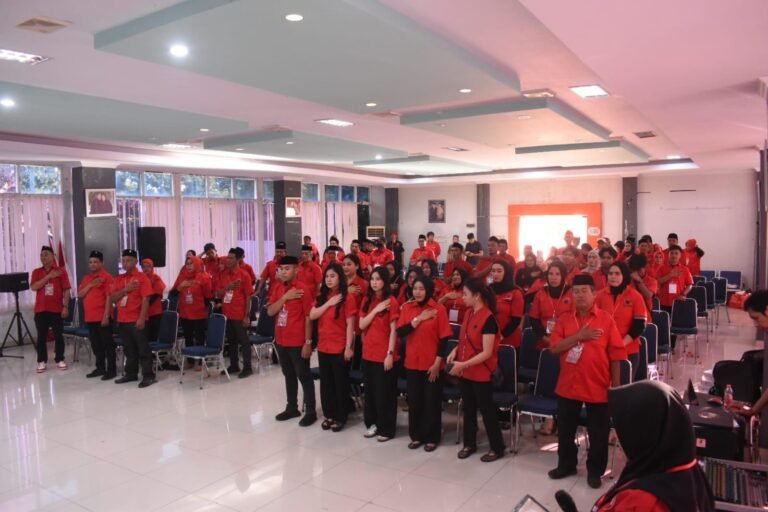 DPC PDIP Parepare Dilantik, Apriyani Djamaluddin Harap Pengurus Solid Hadapi Pemilu 2030