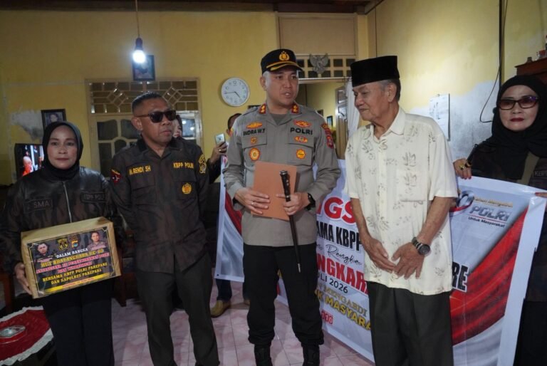 Berikan Penghormatan Atas Jasa dan Pengabdian, Kapolres Parepare Bersama Rombongan Kunjungi Purnawirawan dan Warakawuri