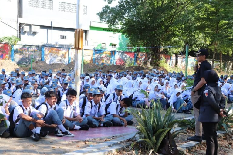 Bawaslu Kota Parepare Berikan Pendidikan Politik dan Demokrasi kepada Peserta MPLS SMK Negeri 2 Parepare