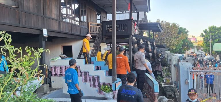 Wujud Kepedulian, Kapolsek Bacukiki Pimpin Aksi Gotong Royong Bersihkan Sisa Kebakaran