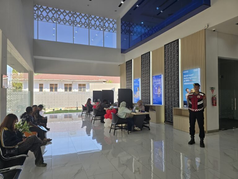 Unit Pam Obvit Polres Parepare Kawal Keamanan Bank BNI, Pantau Nasabah hingga Area ATM