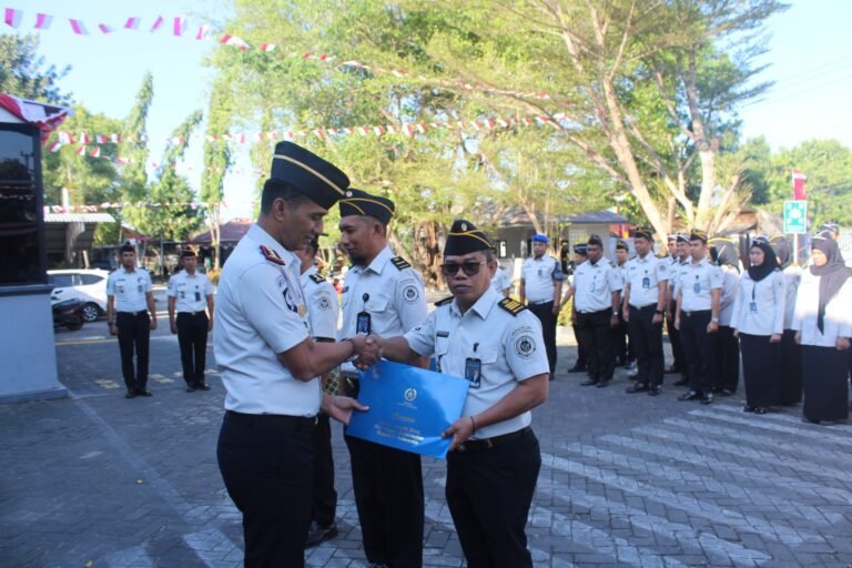 Presiden Probowo menganugrahkan Satyalancana Karya Satya XXX dan XX tahun kepada 3 petugas Lapas Parepare