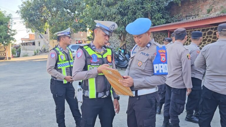 Cegah Judol dan Pinjol, Kapolsek Ujung Periksa HP dan Kendaraan Dinas Personel