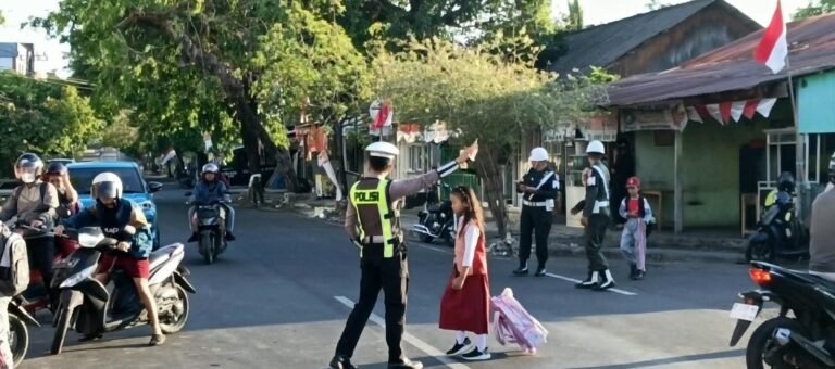 Satlantas Polres Parepare Bantu Anak Sekolah Menyeberang Jalan di Pagi Hari