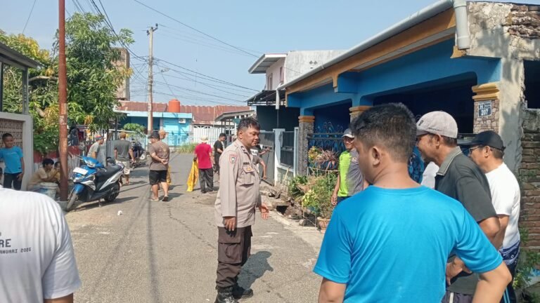 Bhabinkamtibmas Galung Maloang Bersama Warga Gelar Kerja Bakti Bersihkan Drainase Di Jl. Cendrawasih Parepare