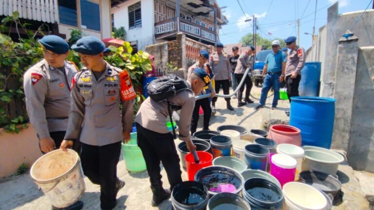 Atasi Dampak Kemarau, Brimob Danyon B Pelopor Salurkan 15 Kubik Air Bersih di Sapada