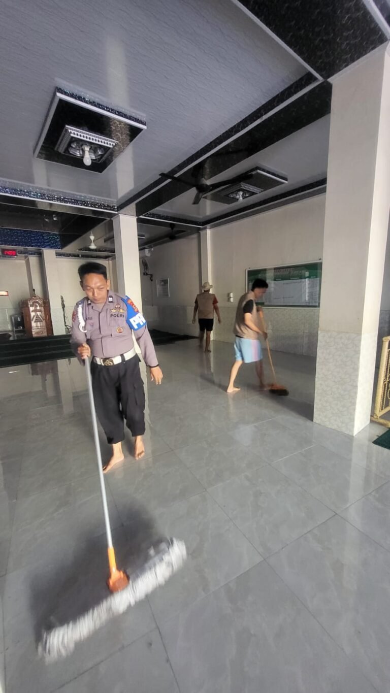 Bukan Sekadar Polisi, Aiptu Arif Ikut Bersihkan Masjid Bersama komunitas Bersih-bersih Masjid
