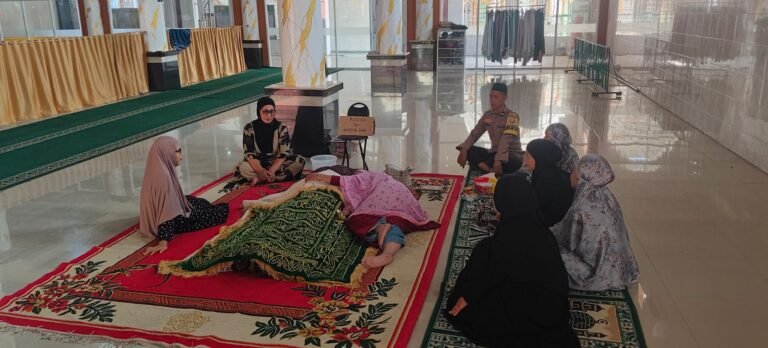 Bhabinkamtibmas Kampung Pisang Melayat Warga, Polisi Hadir di Tengah Duka Masyarakat