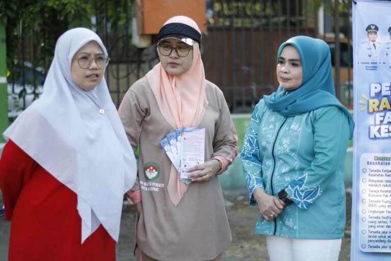Tekan Angka Kekerasan dan Bullying, DP3A bersama TP PKK Parepare Bagikan Brosur Edukasi di Lapangan Makassau