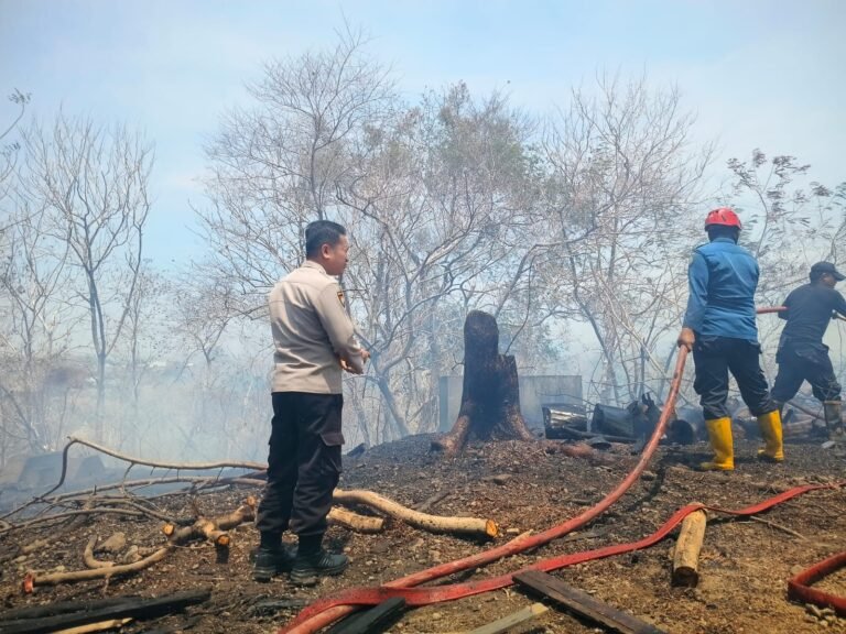 Respon Laporan Kebakaran Lahan, Personil Gerak Cepat Ke TKP, Bantu Pemadaman Bersama Damkar dan Warga Setempat