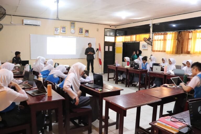Dari Sekolah Untuk Demokrasi: Sosialisasi Pengawasan dan Penegakan Hukum Pemilu di SMAN 5 Kota Parepare