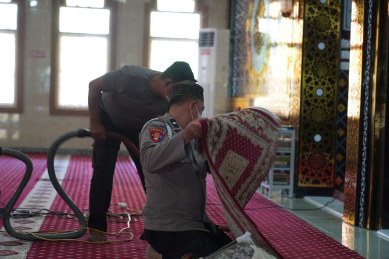 Bersama Komunitas, Sipropam Parepare Kembali Turun Bersihkan Masjid