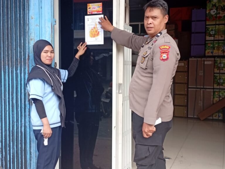 Pencegahan Kebakaran di Lompoe, Polres Parepare Pasang Stiker Imbauan