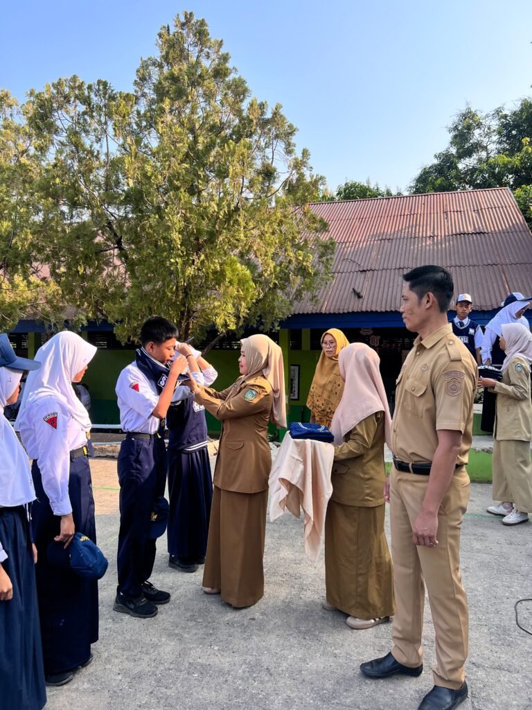 Menjadi Teladan di Sekolah, 12 Siswa SMP 5 Terima Rompi Penghargaan