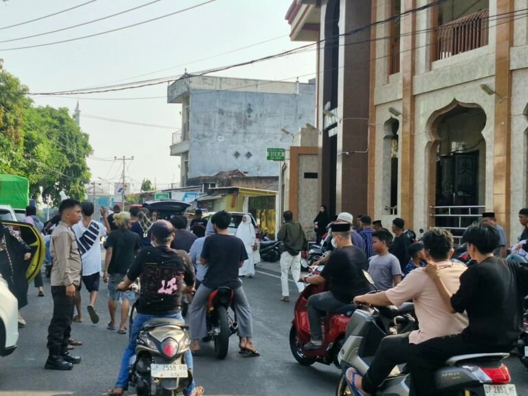 Implementasikan Polri Bersama Masyarakat, Kapolsek Ujung dan Jajaran Hadir di Rumah Duka, Berikan Pengawalan Pengantaran Jenazah