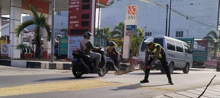 Aksi Spontan Aipda Herman Saat Hendak Isi BBM Bikin Warganet Beri Pujian