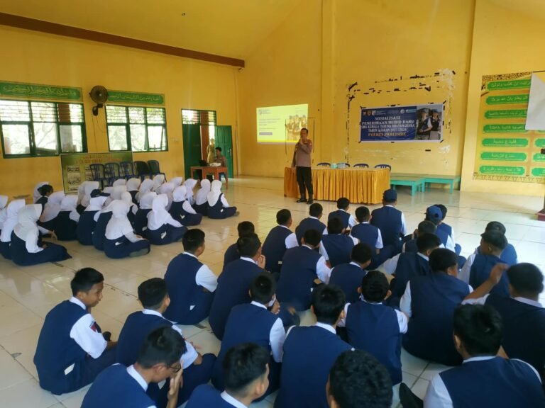 Jaring Calon Siswa Berprestasi, Polres Parepare Sosialisasikan SMA Kemala Taruna Bhayangkara di SMPN 2