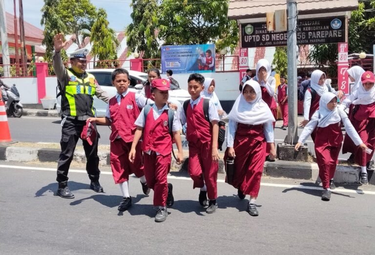 Kawal Keselamatan Pelajar, Sat Lantas Polres Parepare Hadir di Jam Sekolah