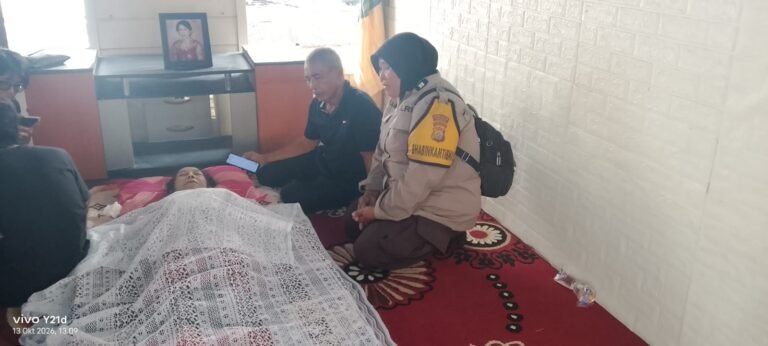 Sambangi Rumah Duka di Bukit Indah, Bhabinkamtibmas Parepare Sampaikan Pesan Kamtibmas