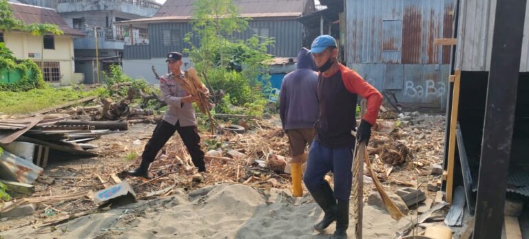 Saat Warga Kampung Pisang Bersihkan Selokan, Kapolsek KPN Ingatkan Bahaya Debu dan Kebakaran Sampah