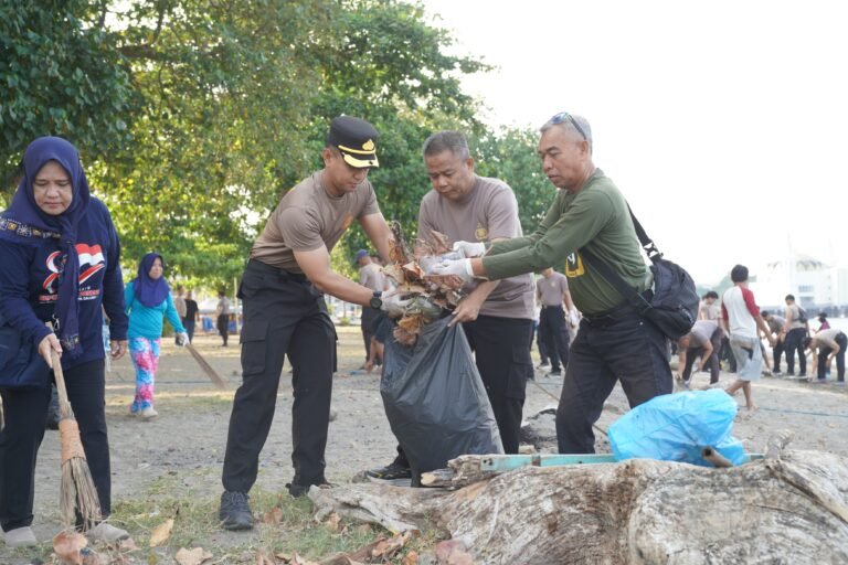 Wujud Green Policing, Kapolres dan Wali Kota Parepare Pimpin Karya Bhakti Bersih Pantai di Pantaiku