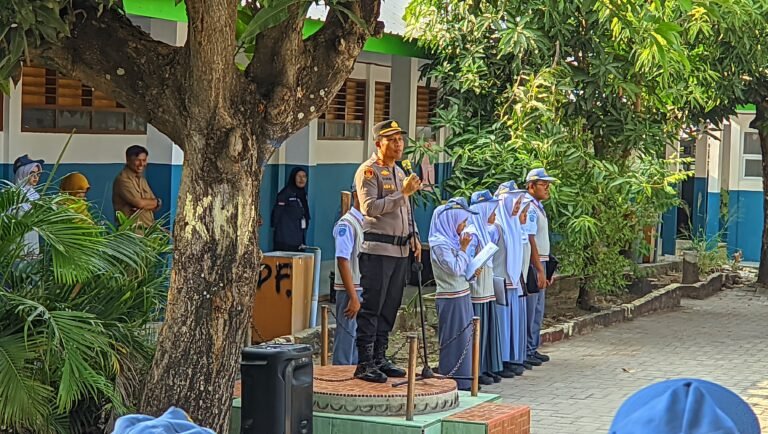 Polisi Peduli Pendidikan, Kapolsek Ujung Pembina Upacara di SMAN 4, Serukan Hindari Tawuran dan Perundungan