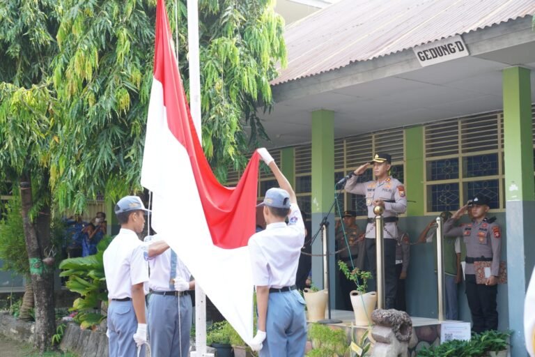 Implementasikan Program “Polisi Bersama Masyarakat”, Kapolres Parepare Jadi Pembina Upacara di SMAN 1