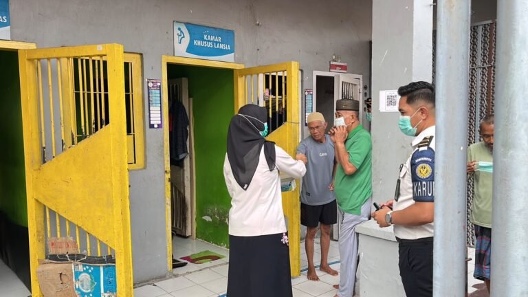 Antisipasi Penyebaran ISPA, Lapas Parepare Bagikan Masker kepada WBP dengan Prioritas Lansia