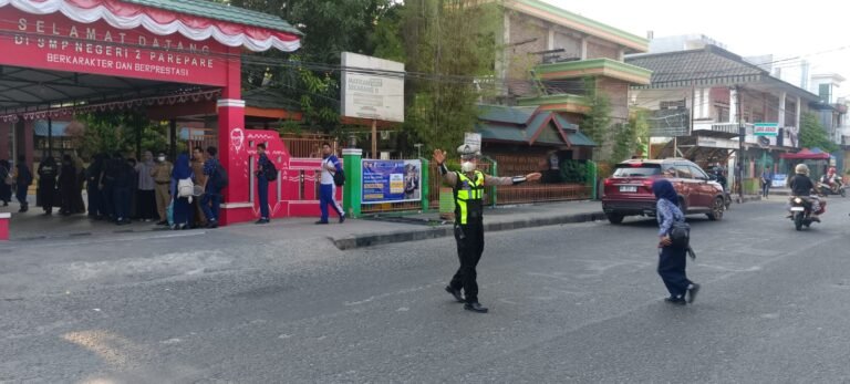 Cegah Kemacetan dan Kecelakaan, Sat Lantas Polres Parepare Siaga di Titik Rawan pada Jam Sibuk Pagi