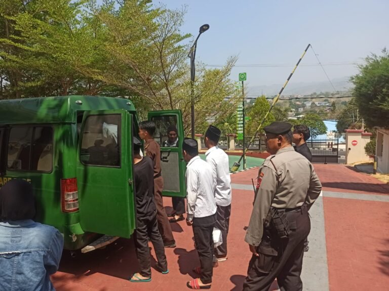 Sat Samapta Polres Parepare Kawal Tahanan untuk Proses Persidangan